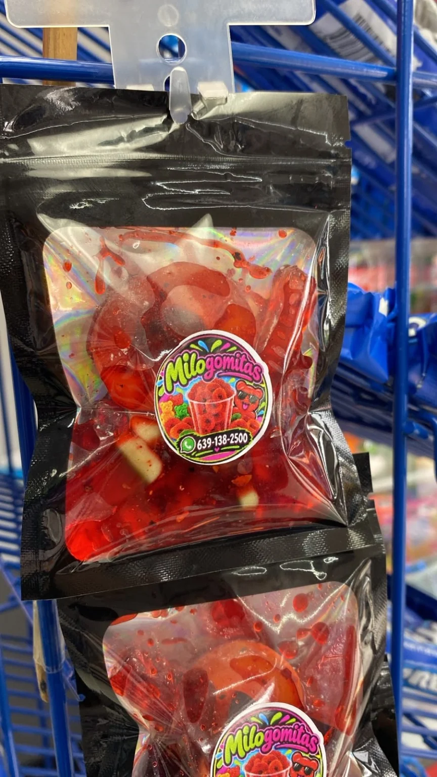 Bolsas de Milo Gomitas en exhibición